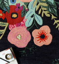 Tracy & Co Les Fleurs Juliet Rose Bouquet Wool-Hooked Rug - Black